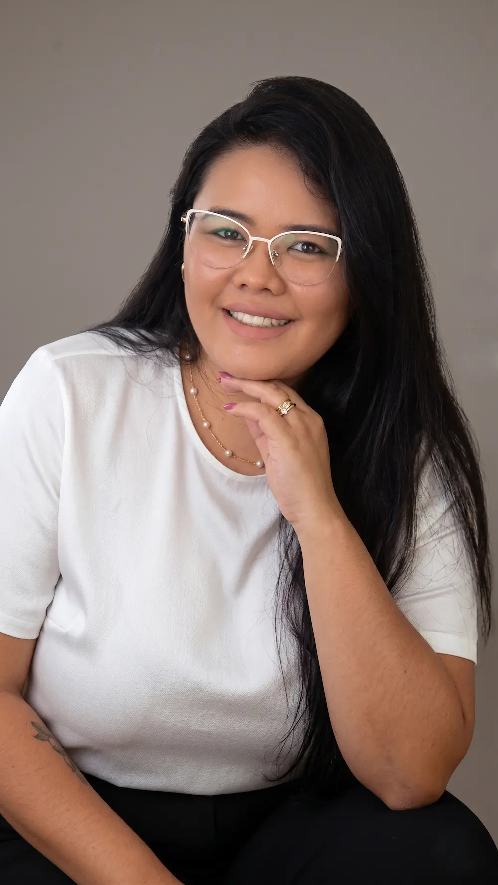 Priscila Oyama, psicóloga clínica com abordagem em TCC, em sessão de atendimento